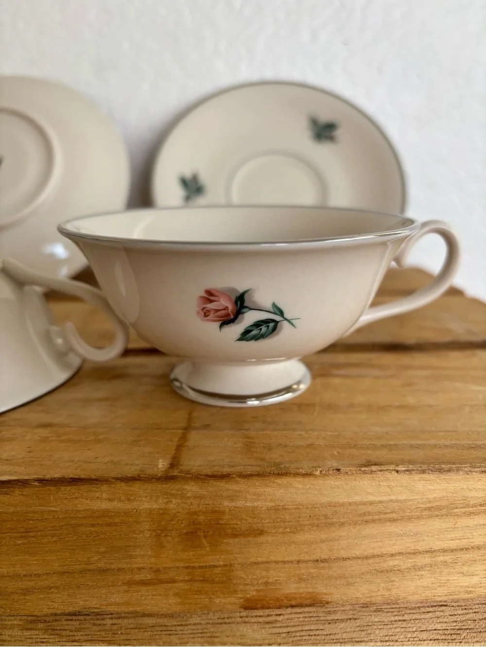Fleetwood Fine China 4-Piece Tea Cups & Saucers Set